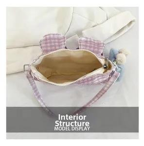 Vue détaillée du sac en velours côtelé violet montrant la structure intérieure