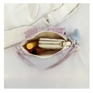 Vue intérieure du mini sac en velours côtelé violet montrant l'espace de rangement