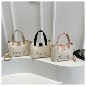 Trois petits sacs cabas élégants en beige, noir et rose avec imprimés ours mignons