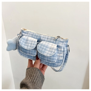 Détail du sac bandoulière en velours côtelé bleu clair à carreaux avec poches