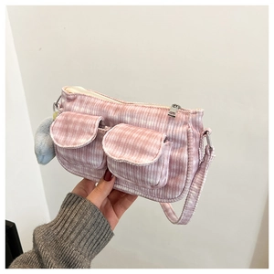 Détail du sac en velours côtelé rayé rose avec poches avant et pompon bleu clair mignon