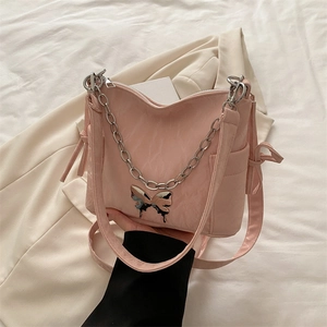 Sac Sous Le Bras En Cuir PU Plissé Pour Femme Avec Chaîne De Décoration Papillon En Métal Sac Bandoulière Couleur Unie