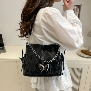 Sac sous le bras plissé noir tendance avec charm papillon argenté et chaîne