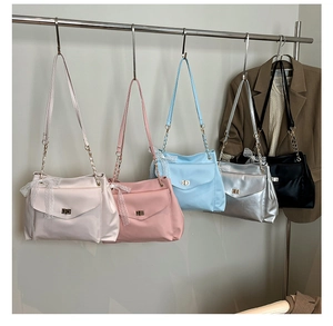 Détails de sacs à bandoulière colorés avec chaînes et décorations de nœuds en dentelle