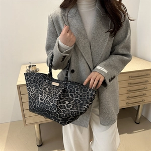 Fashionable leopard print tote bag for women with large capacity and golden logo detail