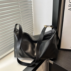 Borsa a tracolla vintage in pelle PU nera capiente con fibbia in metallo dorato