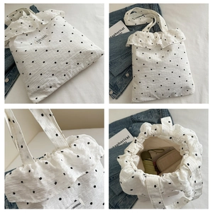 Détail du sac cabas floral en seersucker blanc avec bords volantés et intérieur spacieux