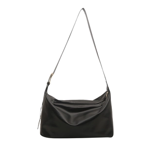 Borsa a spalla hobo nera minimalista in pelle sintetica opaca con sottile tracolla