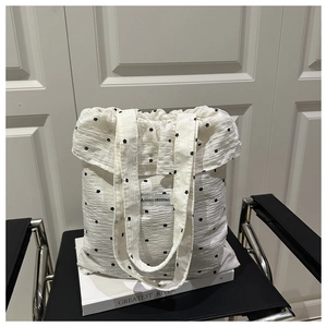 Détail du sac cabas blanc en mousseline à volants avec imprimé floral noir