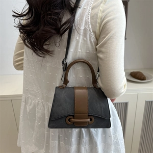 Retro grijze trapeze handtas met bruine lederen riem in een minimalistische stijl dames