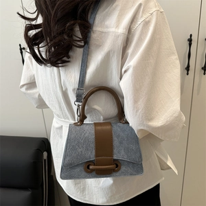 Kleine vierkante handtas van blauwe denim en bruin leer gedragen als schoudertas voor dames