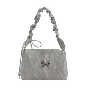 Borsa tote argento metallizzato con fibbia a farfalla e tracolla in stile arricciato