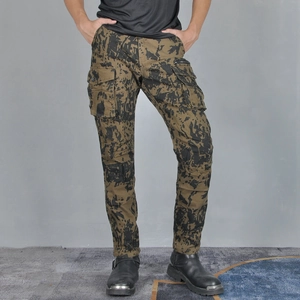 Pantaloni da moto uomo mimetici con tasche cargo resistenti e dettagli con cerniera