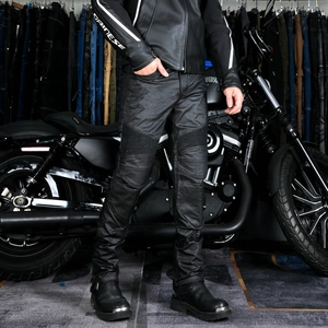 Detail der schmal geschnittenen Motorradjeans mit elastischen Falten am Knie für Komfort