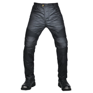Detail der beschichteten Motorradjeans mit schützenden Akkordeon-Einsätzen an den Knien