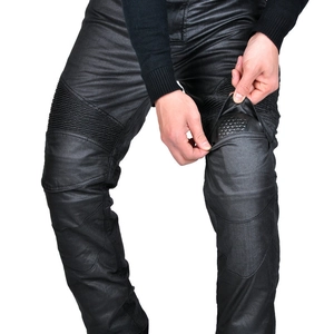Detail der Motorradhose mit Akkordeon-Stretcheinsätzen und Waben-Knieschutzmodulen