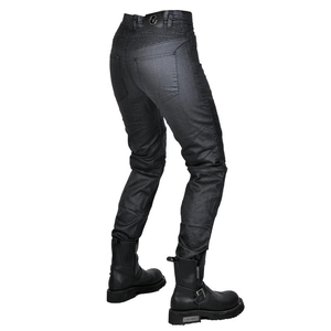 Détail du pantalon de moto enduit slim fit avec zones extensibles et bottes en cuir