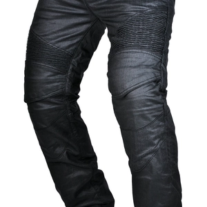 Detailansicht der Motorradjeans mit Akkordeon-Stretch-Einsätzen und beschichtetem Stoff