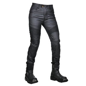 Détails des empiècements extensibles sur le jean de moto noir enduit pour femme