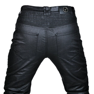 Detail der schwarz beschichteten Motorradjeans mit elastischen Falten und Logo-Aufnäher