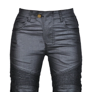 Détail du jean de moto ajusté avec plis de protection aux genoux et texture enduite