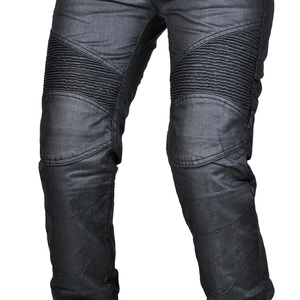 Détail du jean de moto noir avec panneaux en accordéon élastiques aux genoux