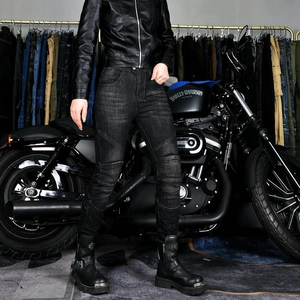 Détail des plis d'aisance en accordéon sur le jean de moto noir pour femme