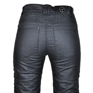 Détail des panneaux extensibles en accordéon et de l'étiquette logo cuir du jean moto