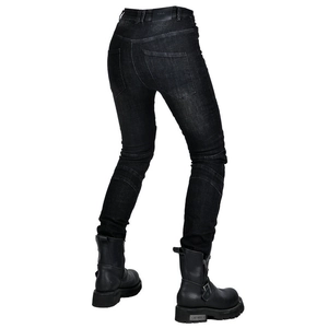 Détails du jean moto femme avec panneaux accordéon et bottes punk noires