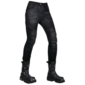 Détail du jean de moto gris avec empiècements extensibles de protection aux genoux