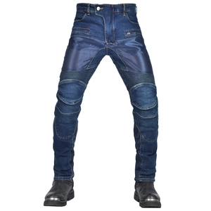 Details der blauen Motorradjeans mit Knieprotektoren und Stretch-Einsätzen