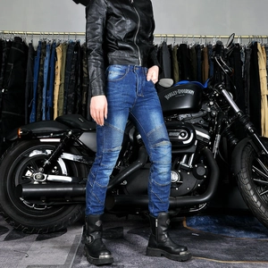 Détail du jean de moto en denim bleu avec panneaux extensibles en accordéon au genou