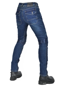 Detailansicht der verstärkten Kniepolsterung und Schutzelemente an blauer Motorradjeans