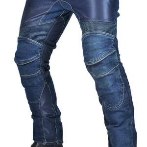 Detail der blauen Motorradjeans mit Knieprotektoren und atmungsaktivem Mesh-Gewebe