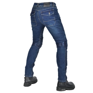 Detail der blauen Motorradjeans mit Knieprotektoren und elastischen Tailleneinsätzen