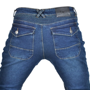 Detail der Motorradjeans in Dunkelblau mit Stretcheinsätzen und orangefarbenen Nähten