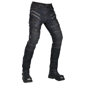 Detail der schmal geschnittenen Motorradjeans mit Knie-Schutzfalten und Reißverschlusstaschen