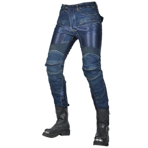 Details der blauen Motorradjeans mit Stretch-Einsätzen und verschleißfesten Aufnähern