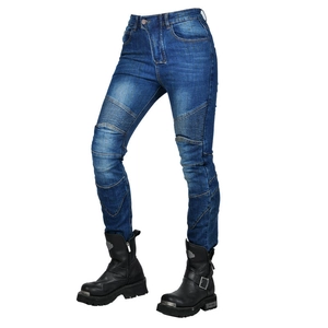 Détail du plissé en accordéon sur jean moto bleu vintage et bottes de motard en cuir noir