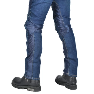 Details der Mesh-Einsätze und Akkordeon-Stretch am Knie der Sommer-Motorradjeans