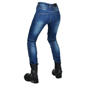 Détail du jean de moto bleu avec panneaux extensibles en accordéon et coupe ajustée