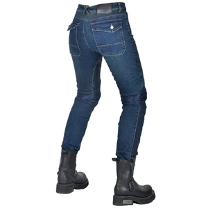 Detailansicht der Motorradjeans aus schwerem Denim mit verstärkten Schutzelementen