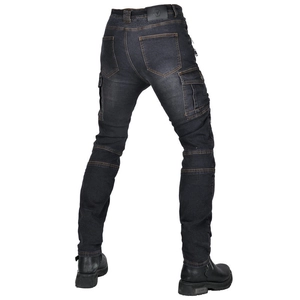 Detailansicht der schwarzen Motorradjeans mit Stretch-Knien und praktischen Cargo-Taschen