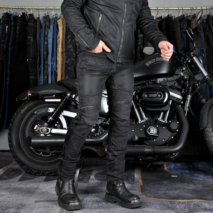 Detail der Motorradjeans mit Akkordeon-Stretch-Einsätzen für bessere Beweglichkeit
