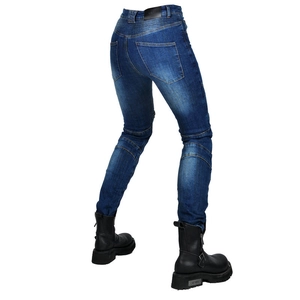 Détail du jean moto avec panneaux extensibles en accordéon et denim robuste de haute qualité
