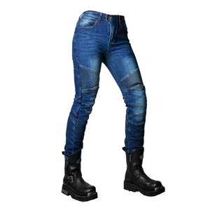 Détails de jeans moto avec empiècements extensibles et bottes de motard en cuir noir