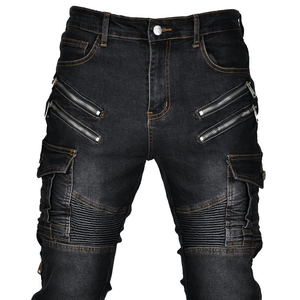 Makro-Detail der schwarzen Motorradjeans mit Reißverschlusstaschen und Stretch-Einsätzen
