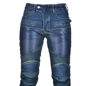 Details der Mesh-Einsätze und Akkordeon-Stretch-Zonen an blauen Motorrad-Jeans