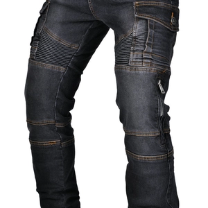 Detail einer dunkelgrauen Motorradjeans mit Cargotaschen und plissierten Kniebereichen