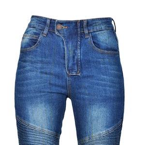 Détail de jean moto vintage délavé avec panneaux accordéon côtelés sur les cuisses